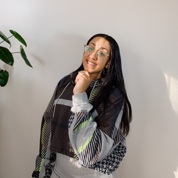 Meet your Posher, Danielle! - Picture 2 of 15